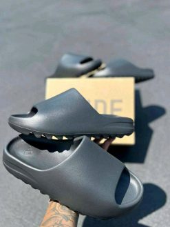 YEEZY SLIDES PALLETS 4 wholesale_liquidation_pallets